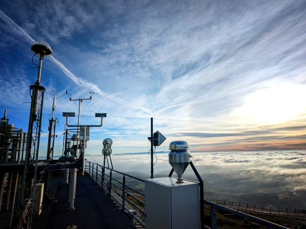 Jean Luc Baray : COPDD : Contrails et mer de nuages sur la plateforme de l’observatoire du Puy de Dôme 