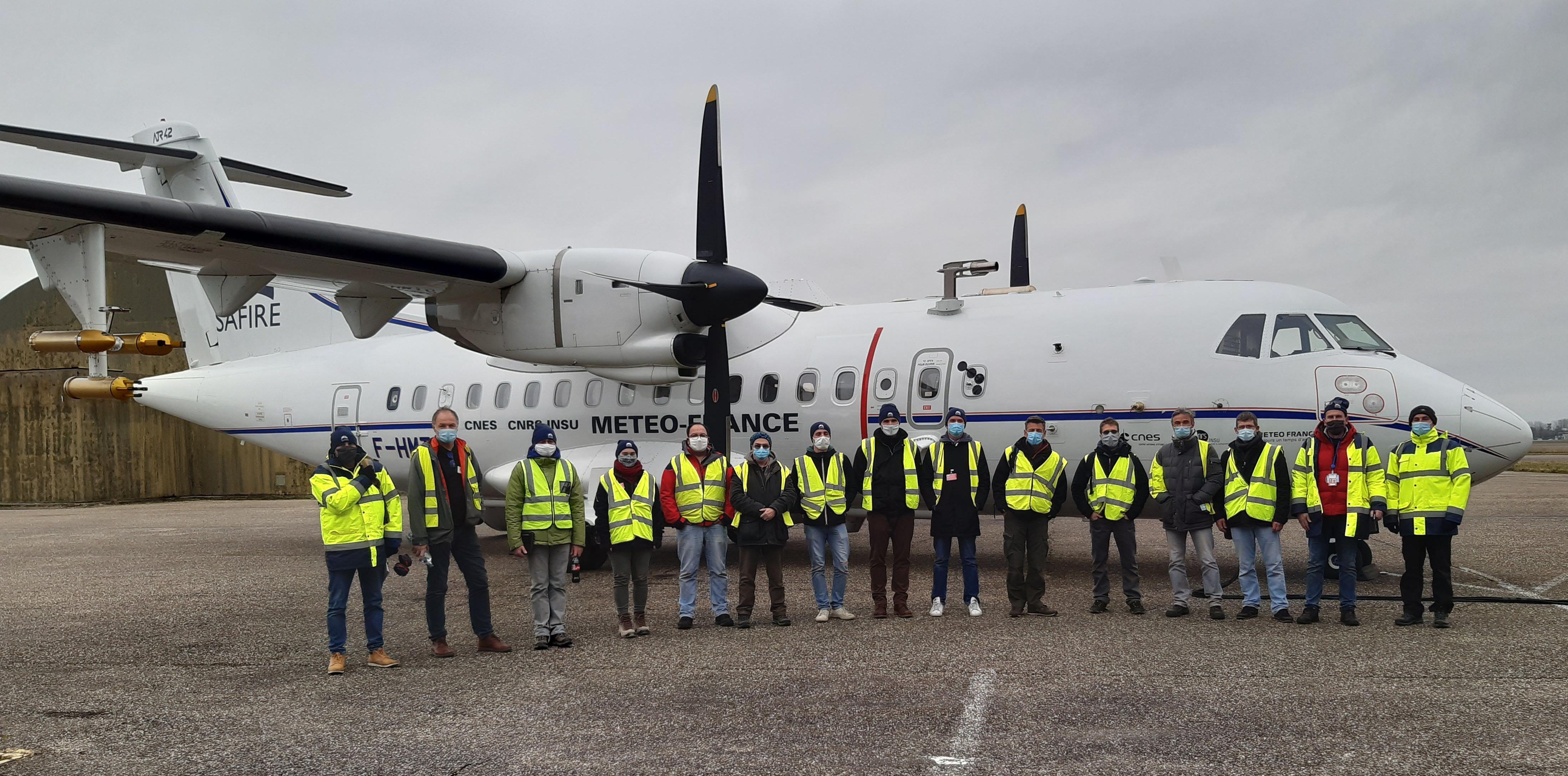 Les participants de la campagne devant l'avion de recherche