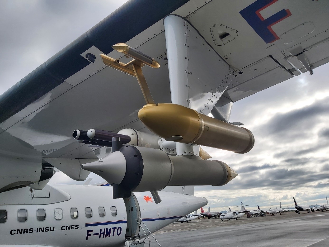 L'instrument NP-IP (Néphélomètre polaire aéroporté de seconde génération) installé en position basse sous l’aile gauche de l’ATR-42 permet de mesurer in situ les propriétés optiques des nuages.