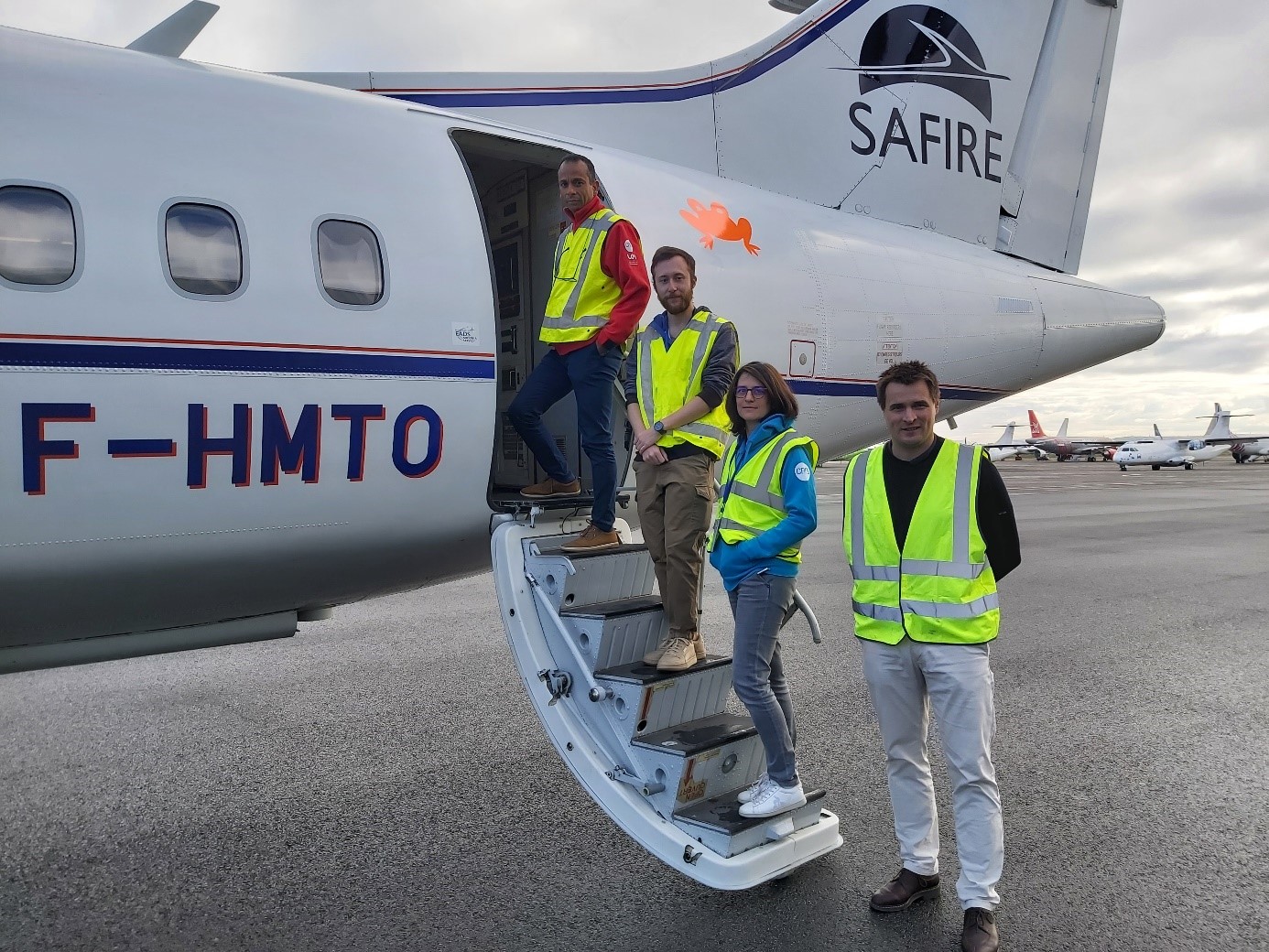 Thierry Latchimy, Antoine Baudoux, Sandra Banson et Pierre Coutris prenant place à bord de l'ATR-42 de SAFIRE à Francazal 