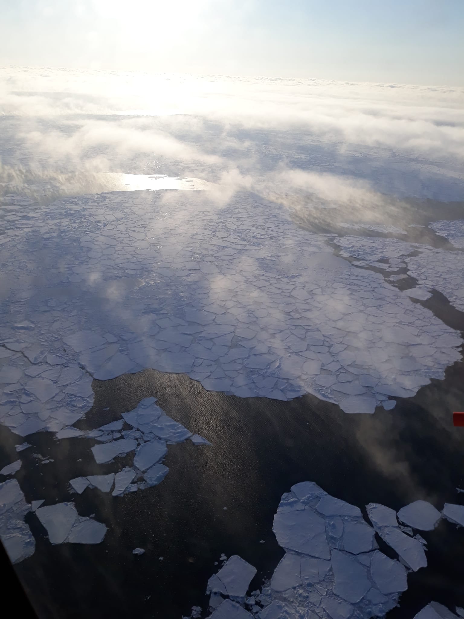 Photo 3: Nuages au dessus de l'océan Arctique et de la banquise - (crédit : R. Dupuy)